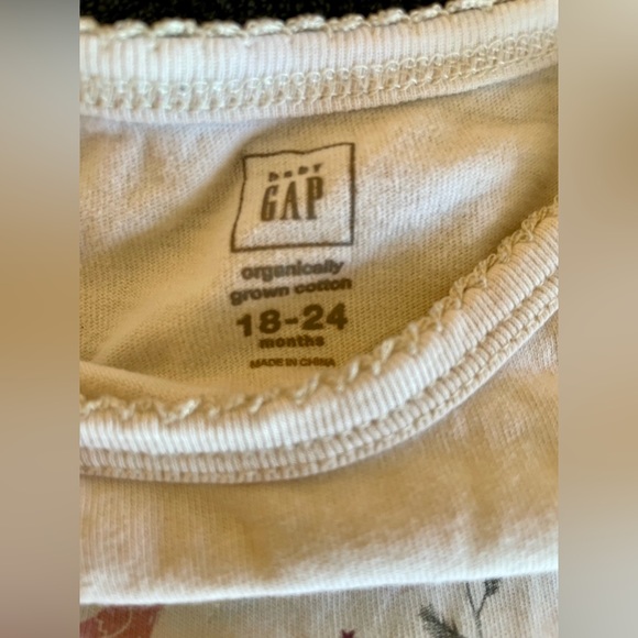 Bundle of 4 long sleeve onesies by baby GAP size 18-24M, one has stains - Picture 2 of 13